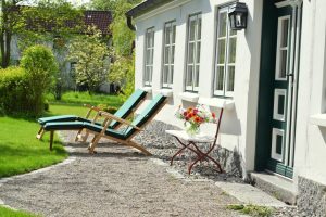 Haupthaus mit grünen Liegen