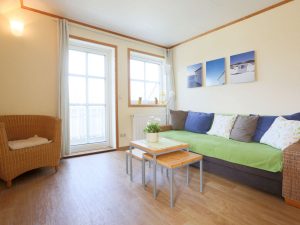 wohnzimmer-mit-zugang-zum-schoenen-balkon